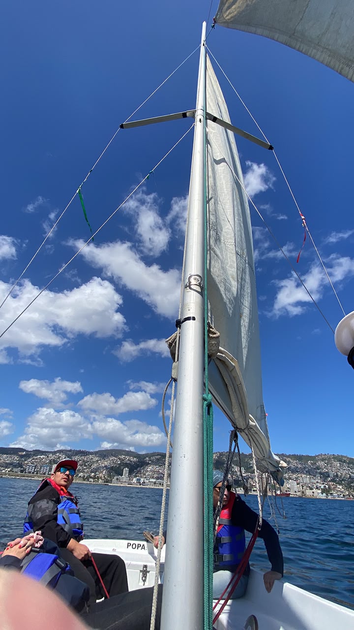 Práctica de navegación a vela en la bahía de Valparaíso
